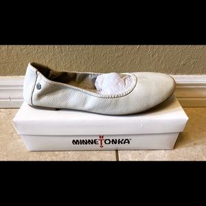 MinneTonka  Anna  ballerina flat Ivory 9.5